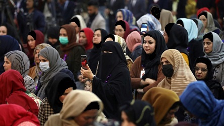 Taliban Wajibkan Pekerja Wanita Di Pemerintahan Memakai Hijab, Bahkan Dengan Selimut Jika Perlu